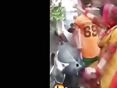 स्कूटी सीखाने के बहाने देवर ने दबाये चुचे